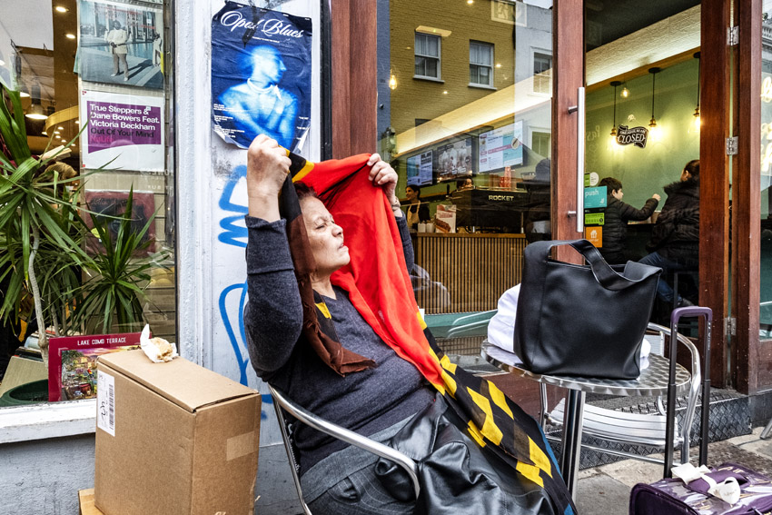 STRAATFOTOGRAFIE  De vrijheid van kijken, luisteren, voelen en slenteren.  Mijn plezier zit in het vastleggen van ‘gewone’ momenten met een verhalend karakter. Soms raadselachtig, grappig of ernstig. Het lijkt de waarheid maar is het niet. Het is de interpretatie van jou (en mij) van een moment van de werkelijkheid.